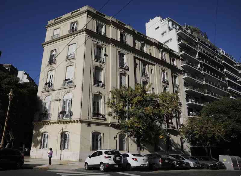 la pequeña París porteña tiene 58 departamentos en venta 